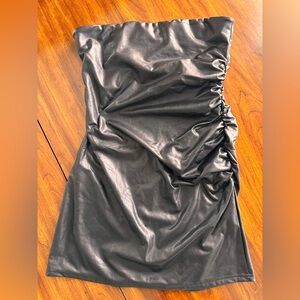 FAUX LEATHER STRAPLESS BLACK MINI DRESS. ROUCHING ON SIDE. Zipper on side.